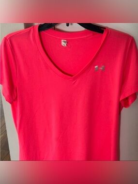 EUC Under Armour Women’s Hot Neon Pink Short Sleeve V-Neck HeatGear T Run Walk